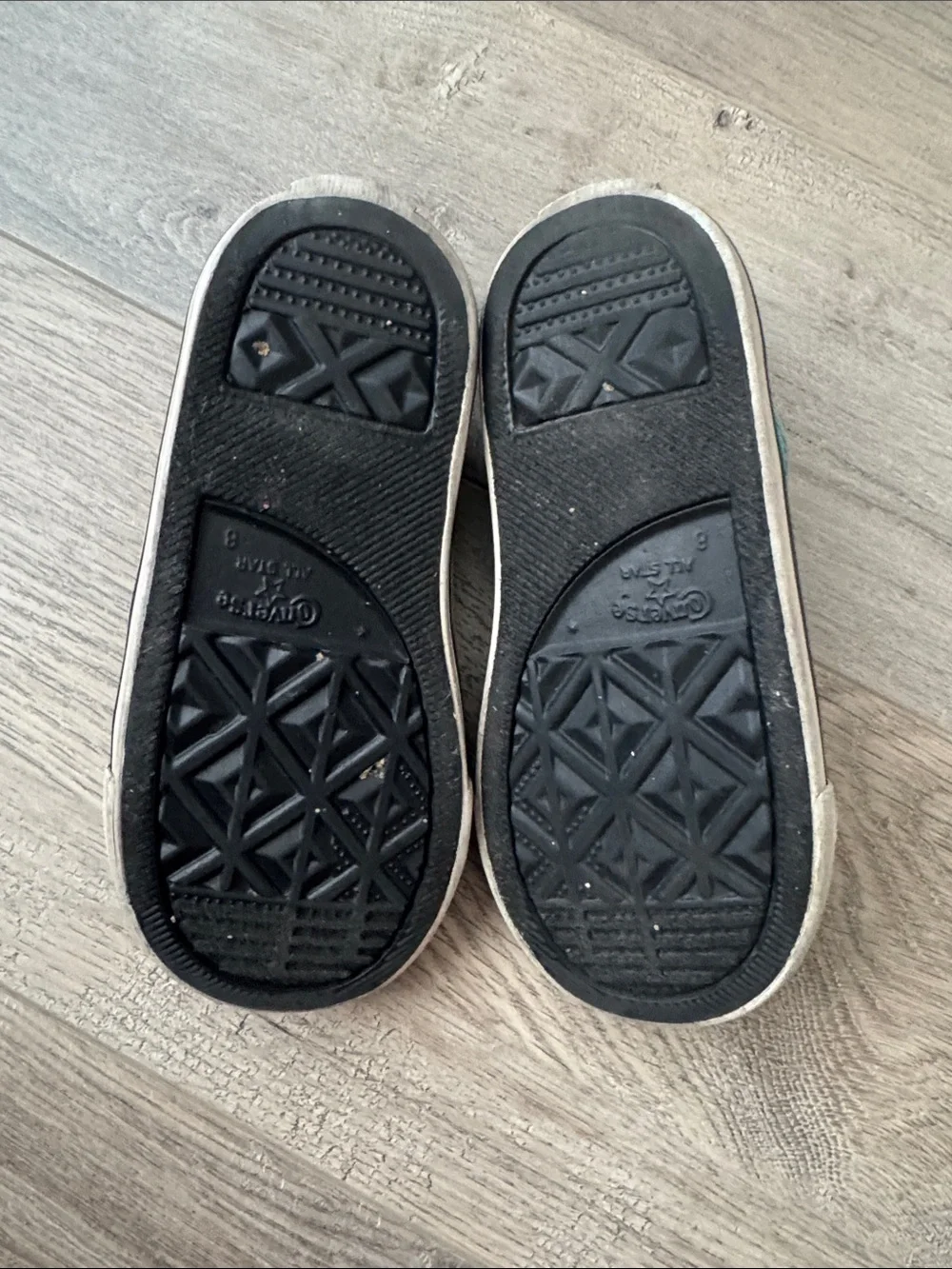 Converse no tie